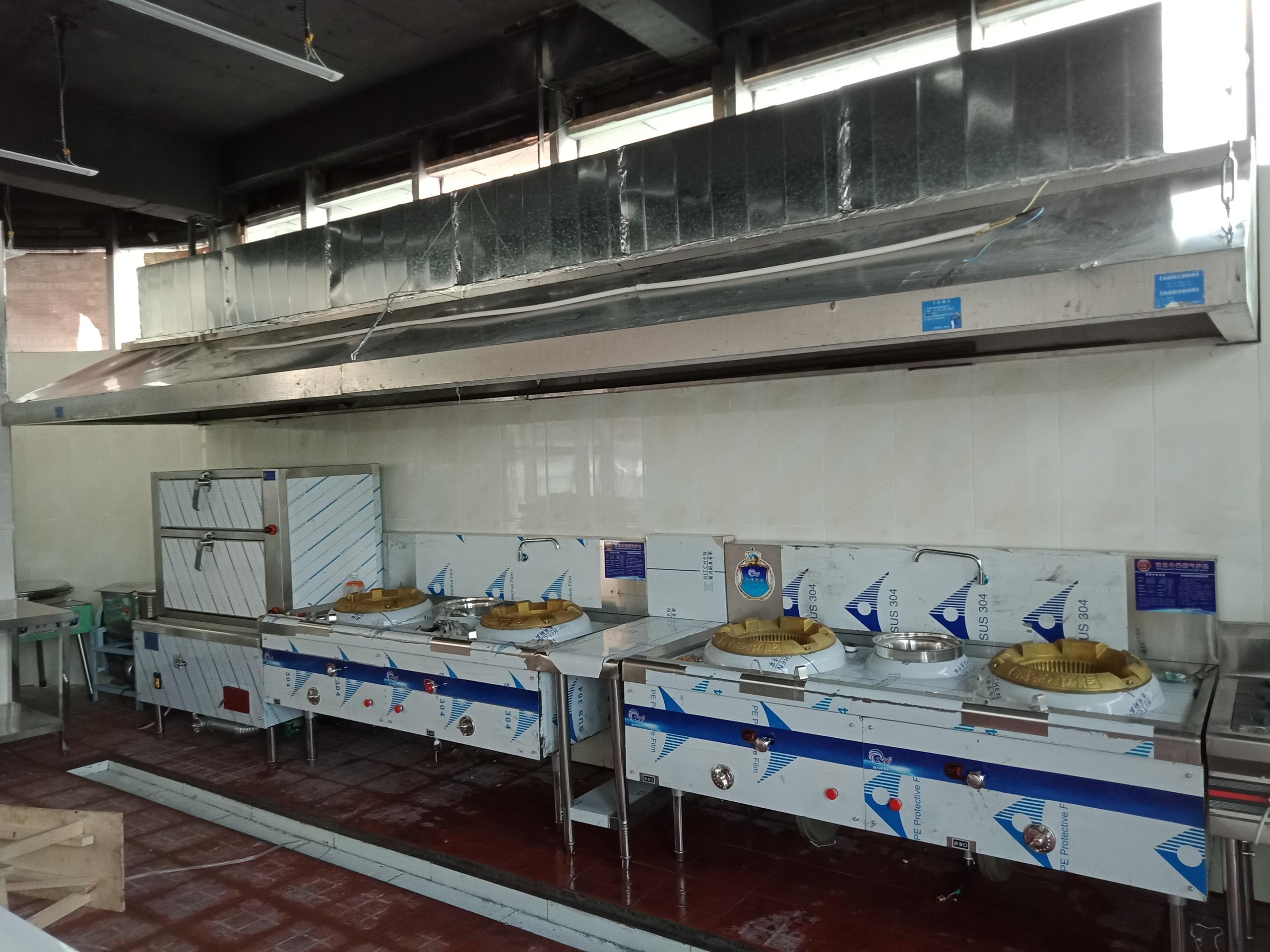 商用厨房燃气灶台安装现场