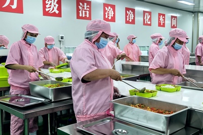 食品工厂洁净车间分装作业现场